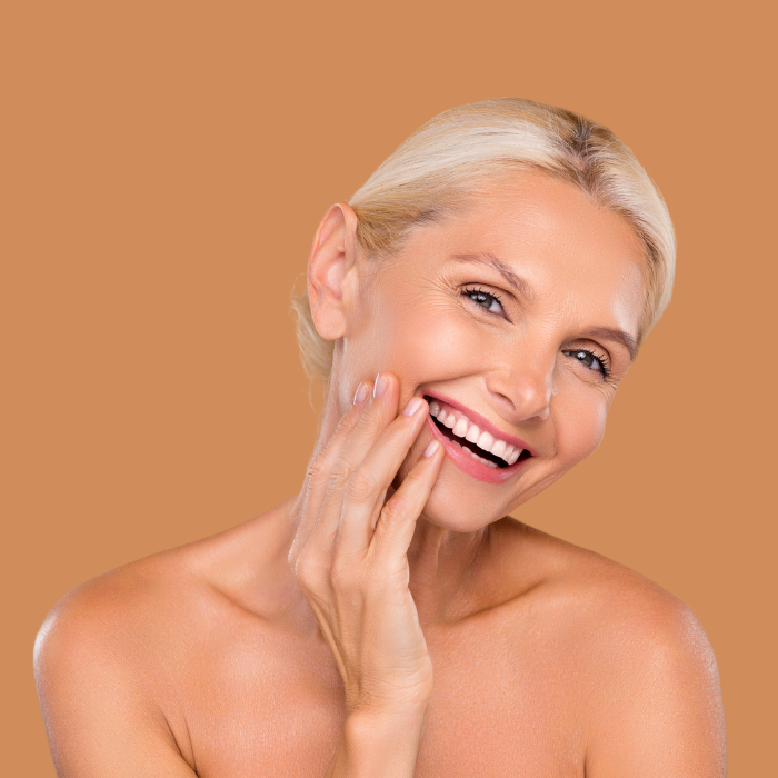 Cette femme âgée a retrouvé l'élasticité et la fermeté de sa peau grâce à l'appareil de beauté massant à LED Lumiskin Pro, et plus particulièrement grâce à la lumière LED rouge.